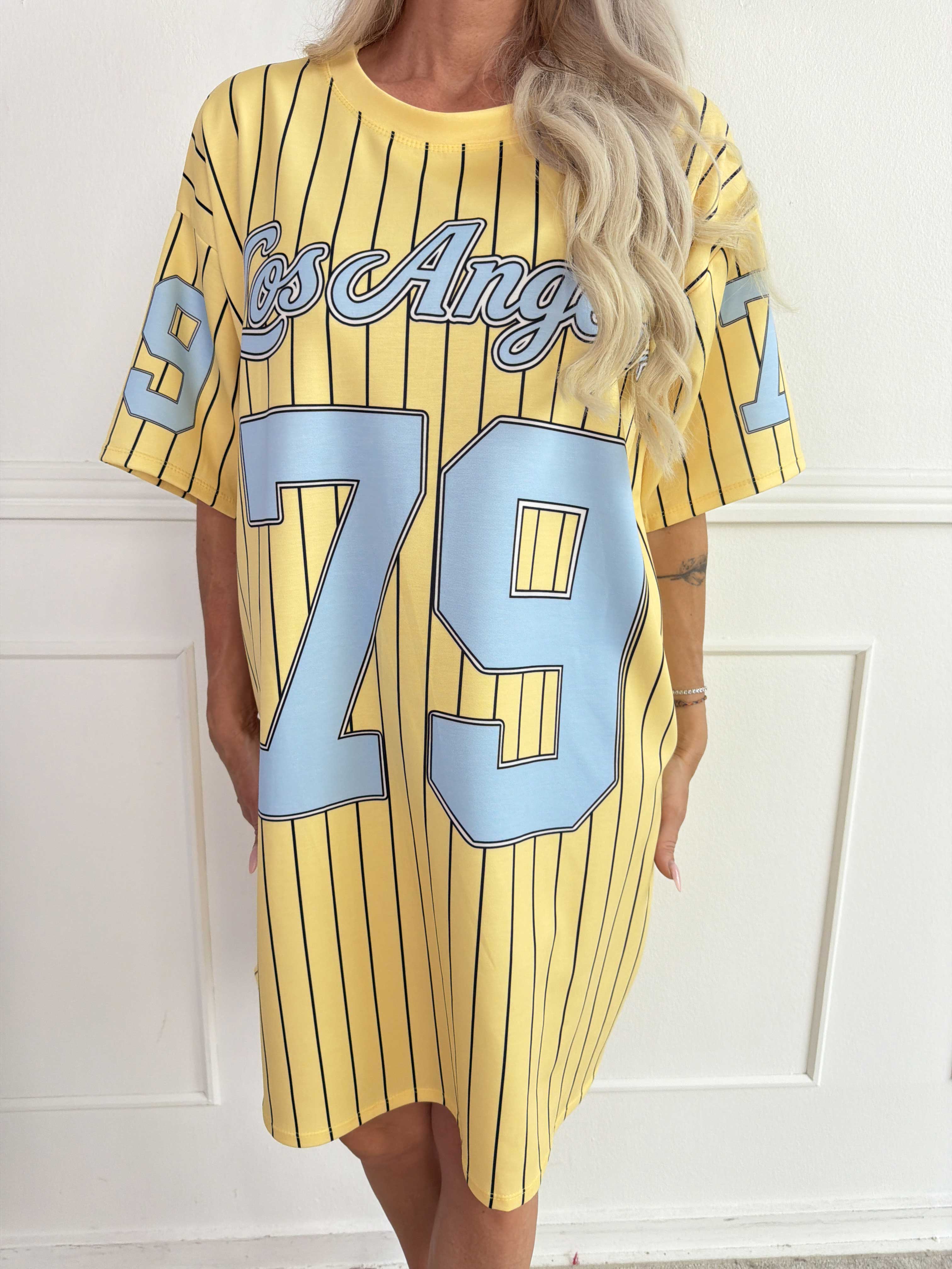 Andrea - T-shirtkjole i blød viskoseblanding med sporty baseball-inspireret design